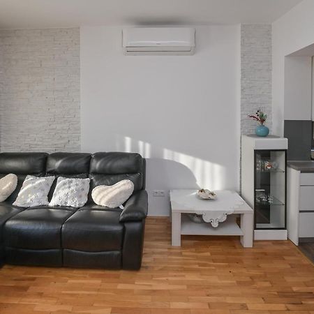 Apartment Center Ana 诺瓦利娅 外观 照片